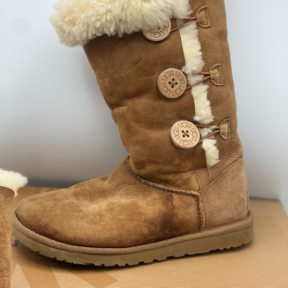 UGG BAILEY BUTTON TRIPLET 1873 boots size 6 original box - Picture 7 of 11